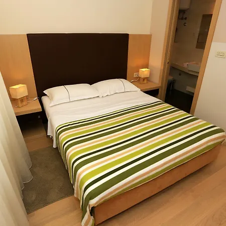 Scallop Self Check-in 4* زادار